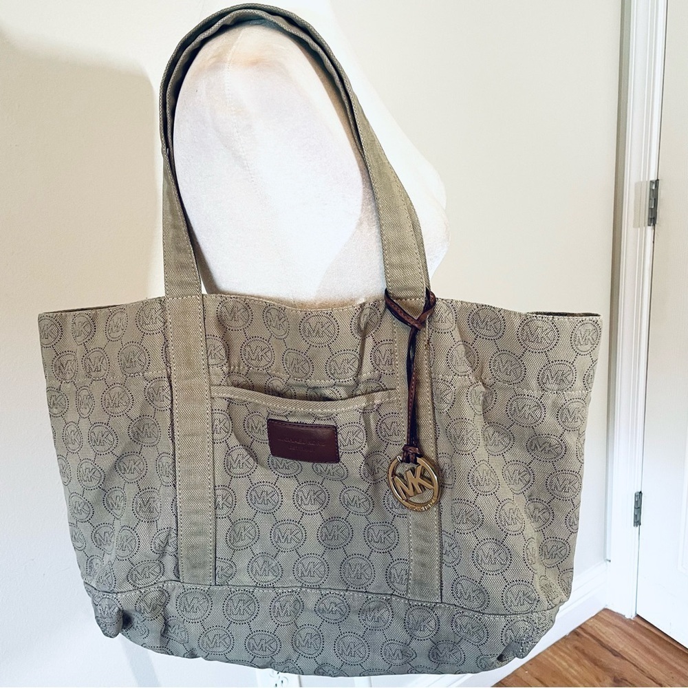 Original Michael Kors Canvas Large Tote Bag – Stylish & Functional! 👜✨ - Picture 5 of 9